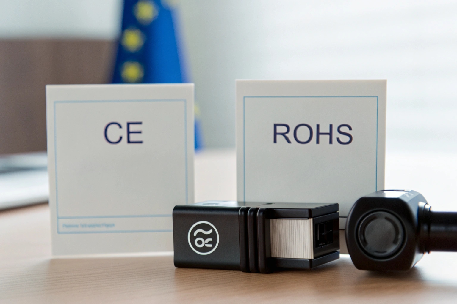 Un document certifié CE et RoHS à côté d'une caméra corporelle moderne et élégante