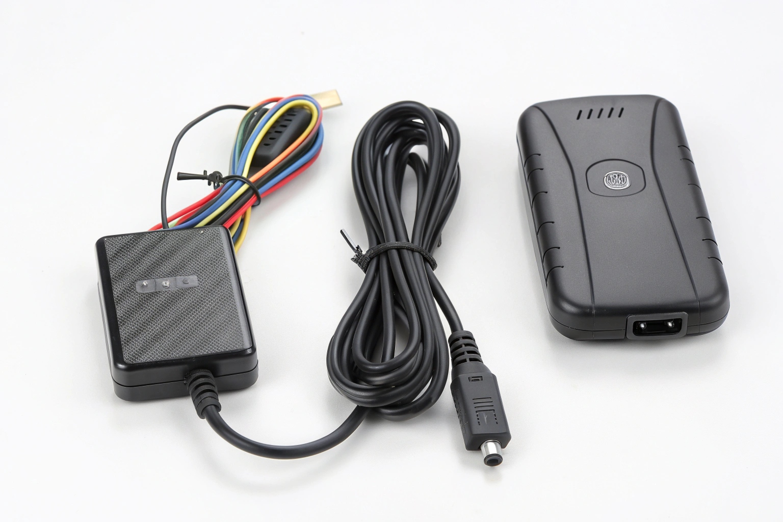 Image comparative côte à côte montrant un traceur GPS filaire et un traceur GPS sans fil portable.