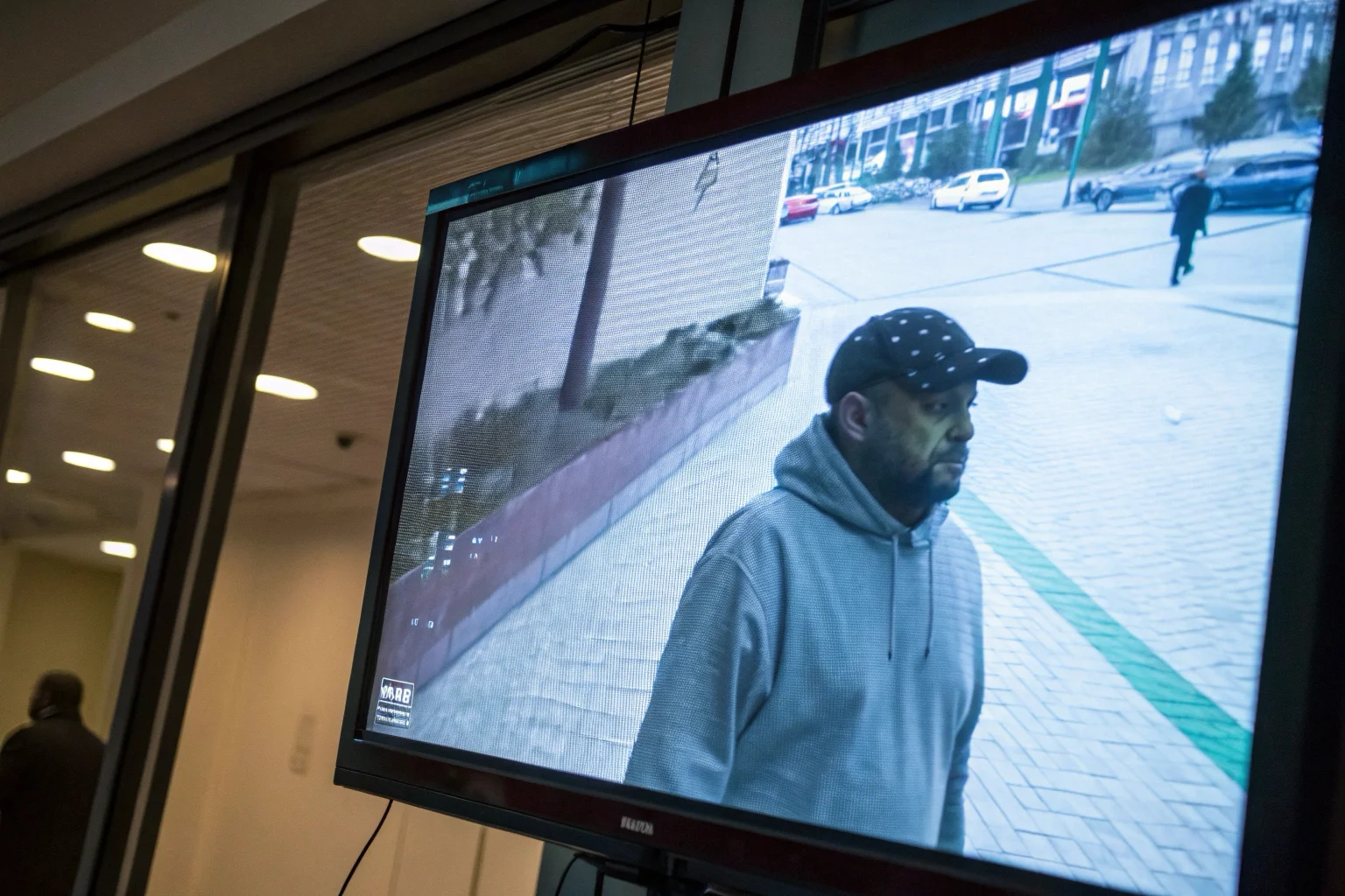 Images floues et pixélisées provenant d'une caméra de sécurité de mauvaise qualité