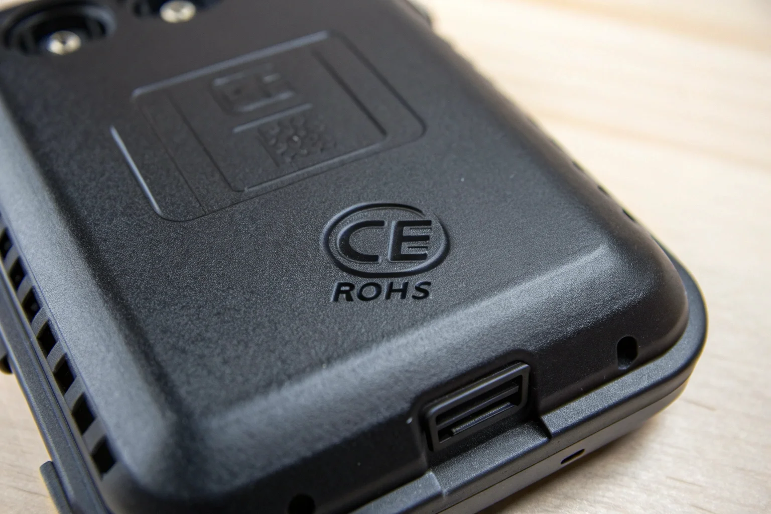 Un logo de certification CE et RoHS est affiché sur l'emballage du produit.