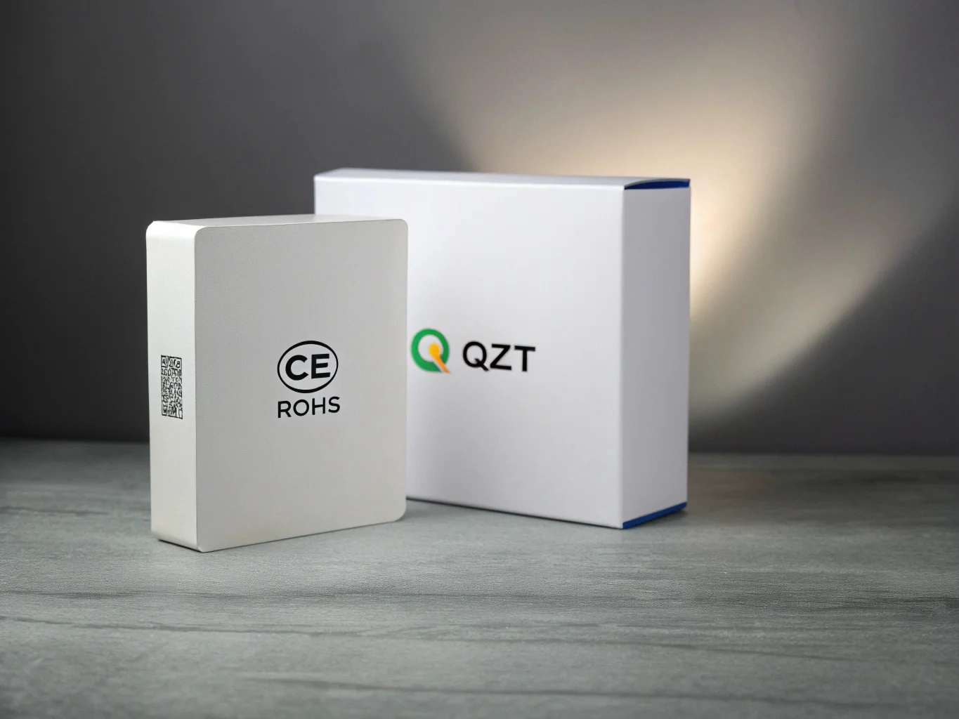 L'icône des certificats CE et ROHS montre une variété de produits QZT, un symbole de conformité et de qualité.