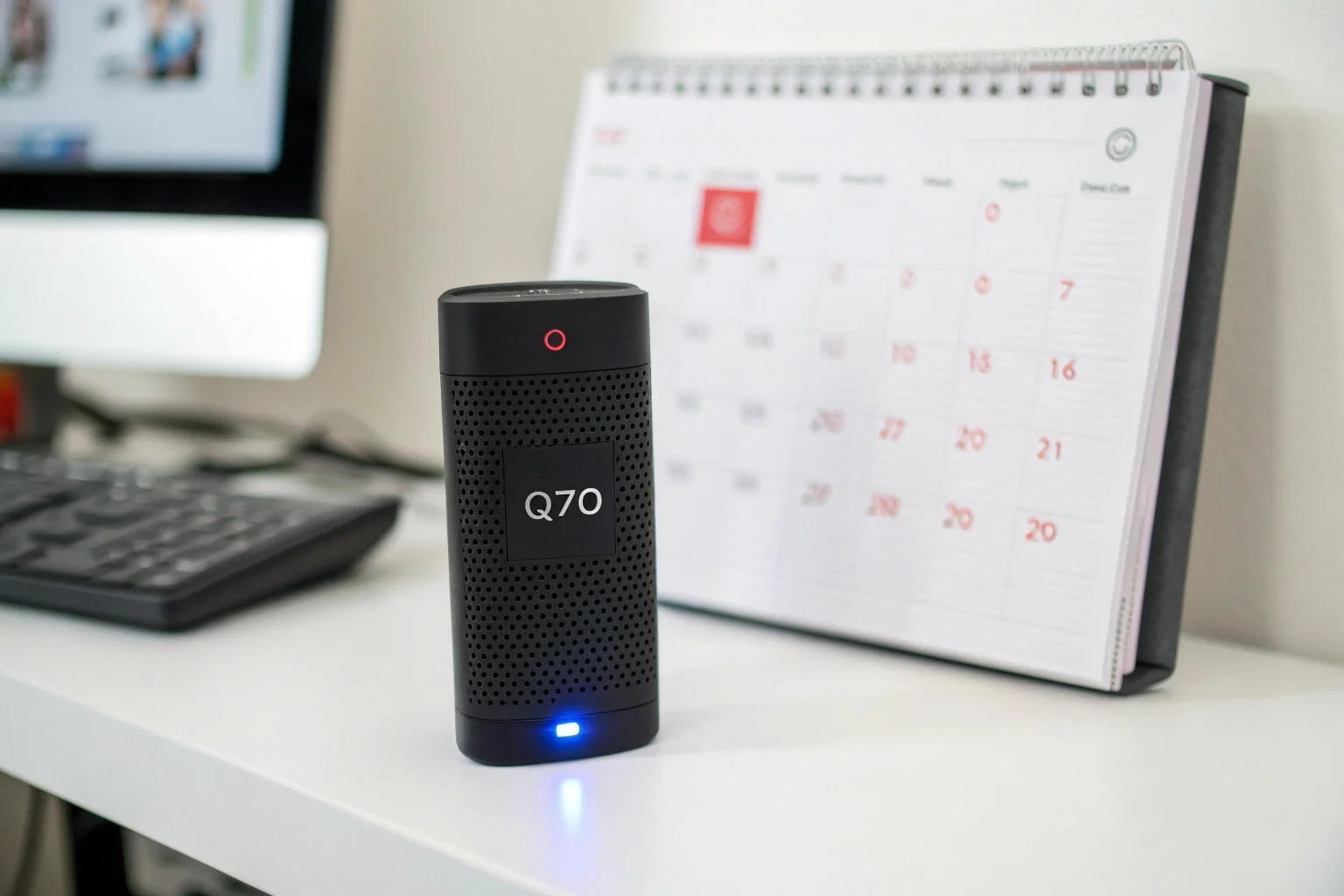 L'enregistreur vocal Q70 est présenté à côté d'un calendrier affichant 21 jours barrés, soulignant ainsi sa longue autonomie.
