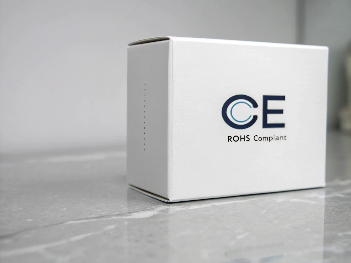 Une image affichant clairement les logos de certification CE et RoHS sur l'emballage d'un produit.