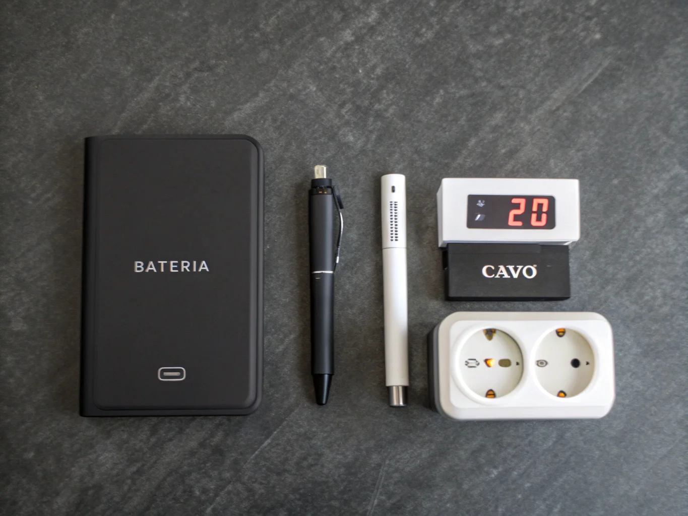 Es ist wichtig, dass die Telekamera eine Batterie mit Stift und Uhr hat und die Telekamera mit Cartoons ausgestattet ist und eine Wand bereithält