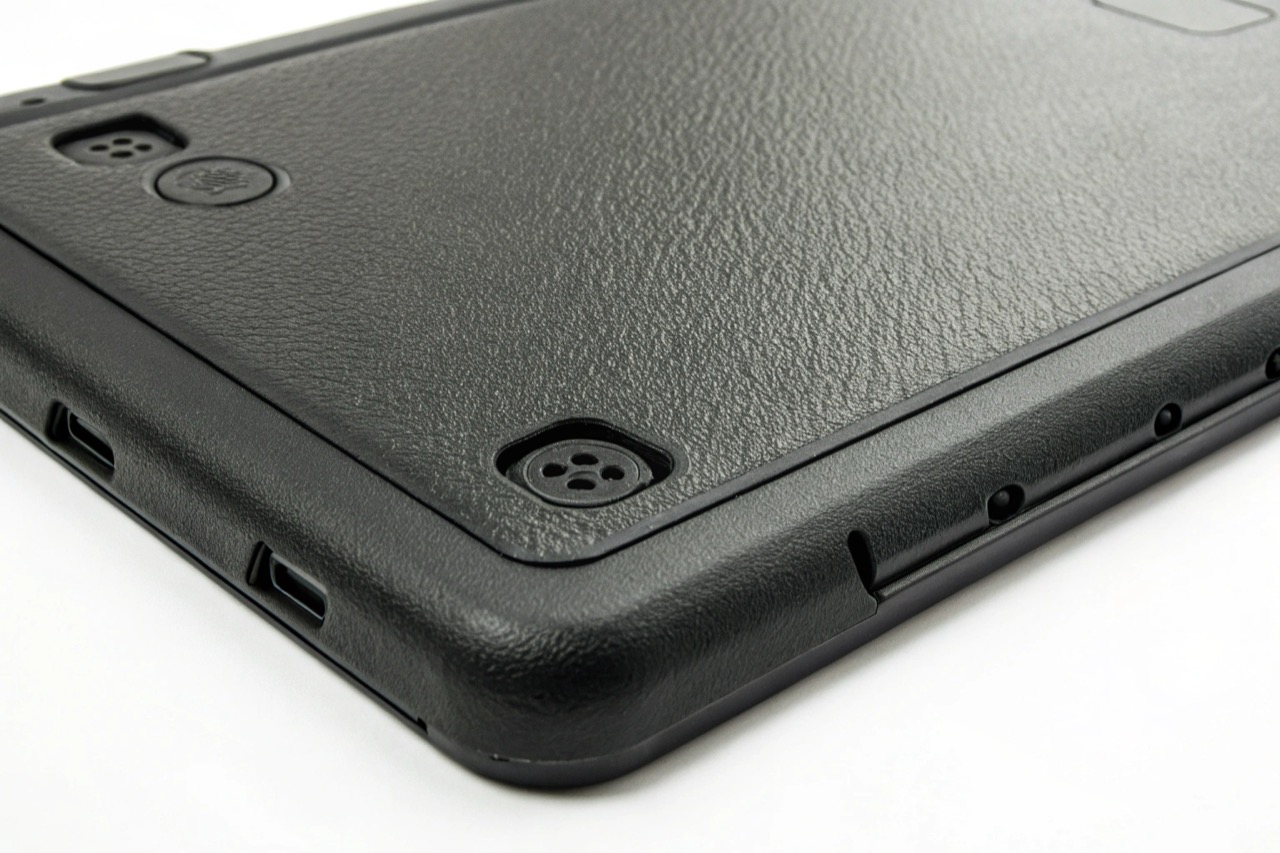 Etichetta di certificazione CE e ROHS stampata su retro dispositivo elettronico