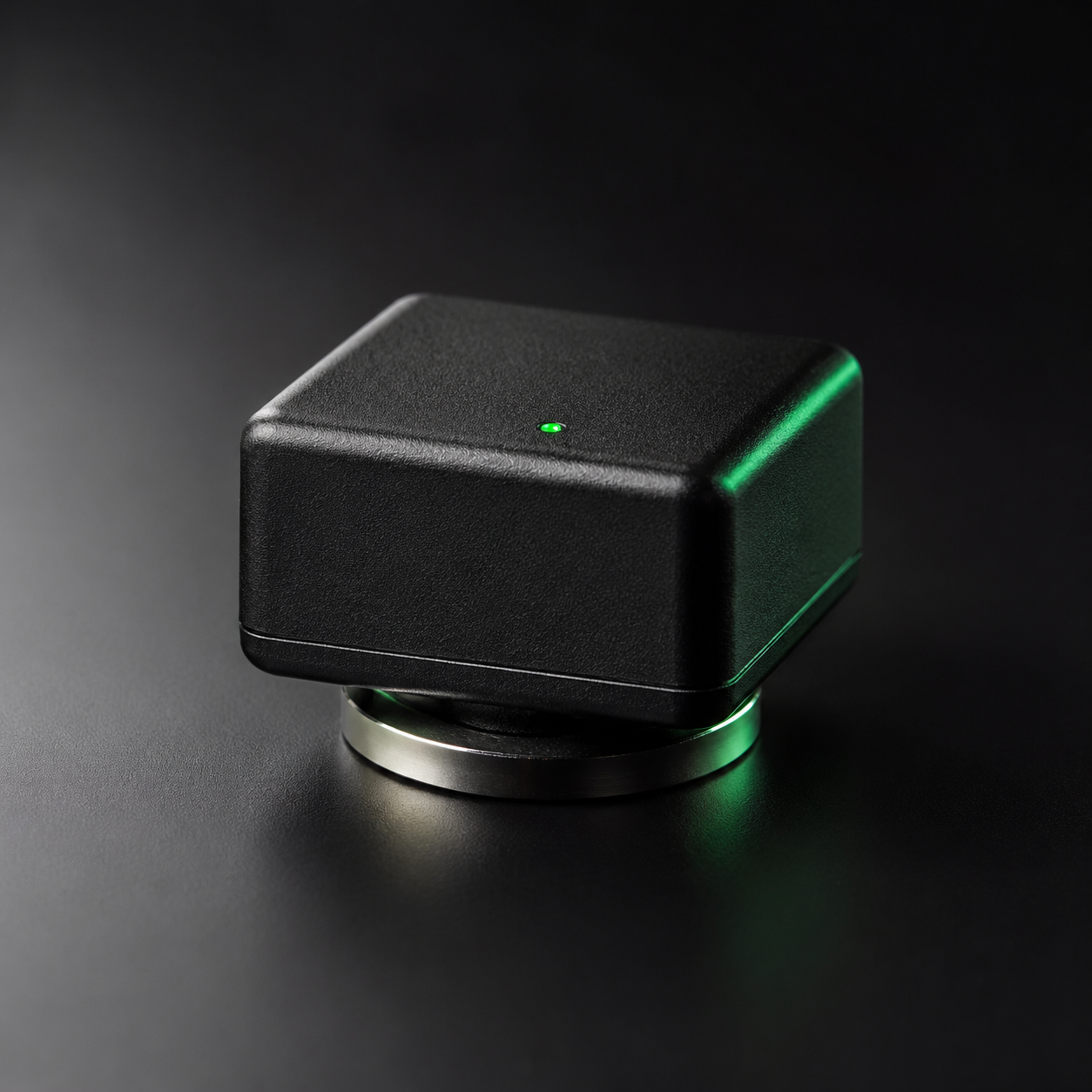Compact Magnetic Tracker — 4G + Long Battery